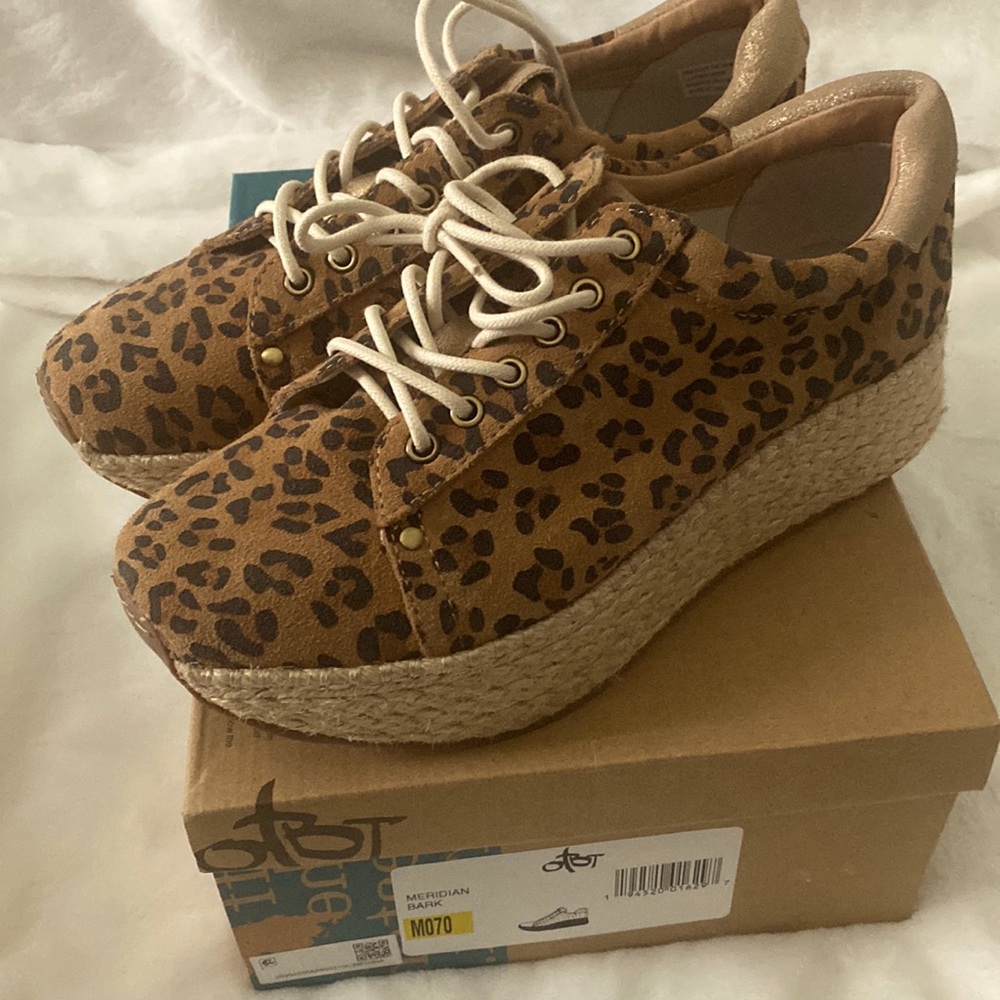 OTBT- Animal print /meridian bark laced shoes